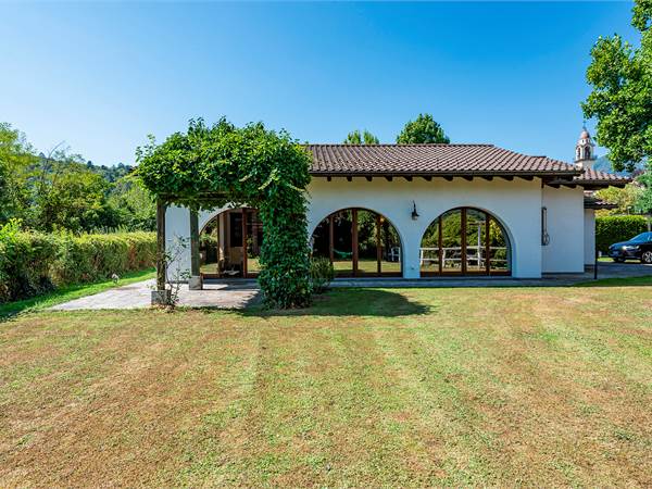 Neu gebaute Villa mit großem Garten