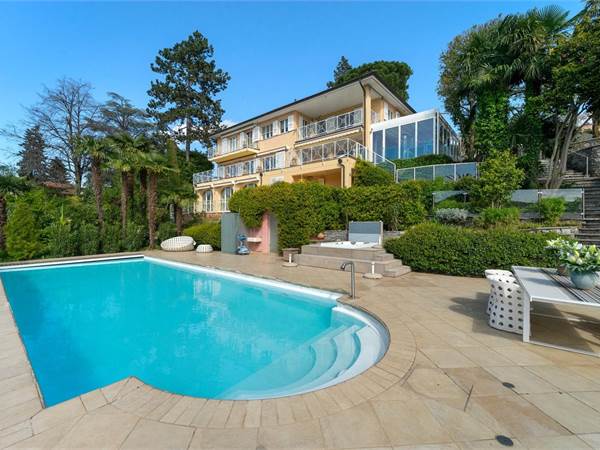 Villa da ristrutturare con 2 appartamenti annessi