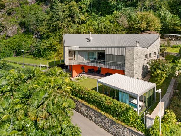 Giubiasco – Villa Architettonica di Prestigio con Jacuzzi e Design Unico