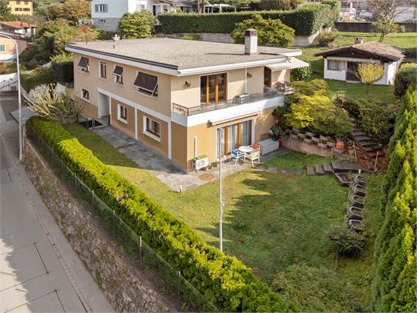 Elegante Villa Bifamiliare con Due Appartamenti Indipendenti e Giardino Pianeggiante