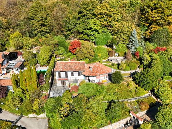 Villa bifamiliare con ampio terreno – ottima opportunità di valorizzazione