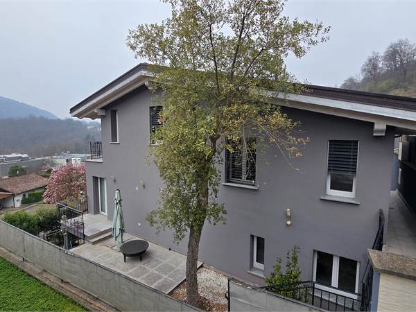 Moderna villetta bifamiliare con 2 appartamenti 