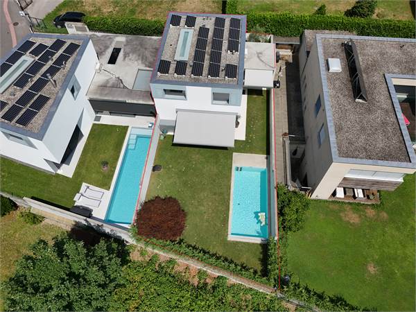 Villa contemporanea con piscina a Villa Luganese